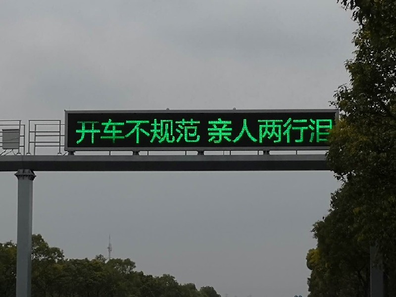 “流浪地球”亮相上海万辆出租车，交通安全提示汇聚冬日暖流