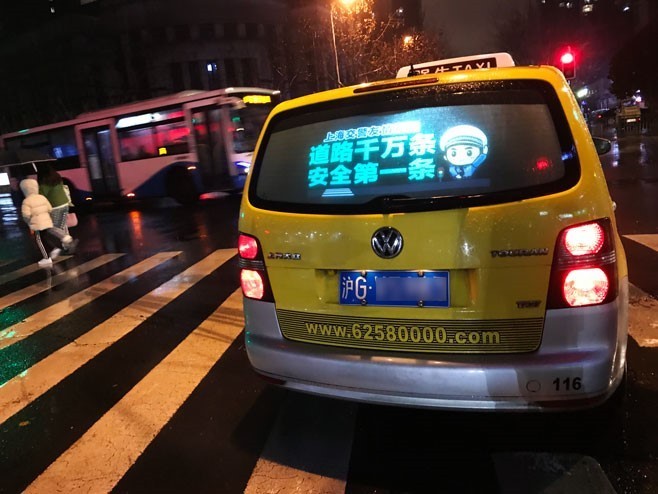 “流浪地球”亮相上海万辆出租车，交通安全提示汇聚冬日暖流