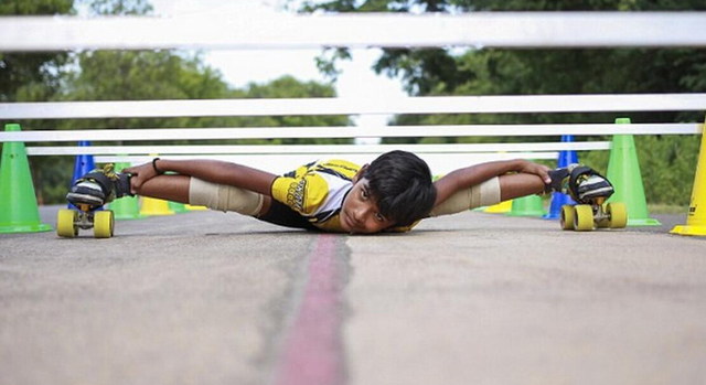 印度男孩23秒内从53辆车底滑过 或创世界纪录