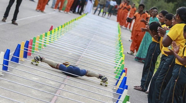 印度男孩23秒內從53輛車底滑過 或創世界紀錄