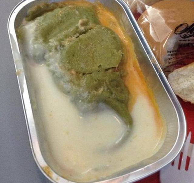 外国网友吐槽奇葩飞机餐 称“吃完不知道吃的啥”
