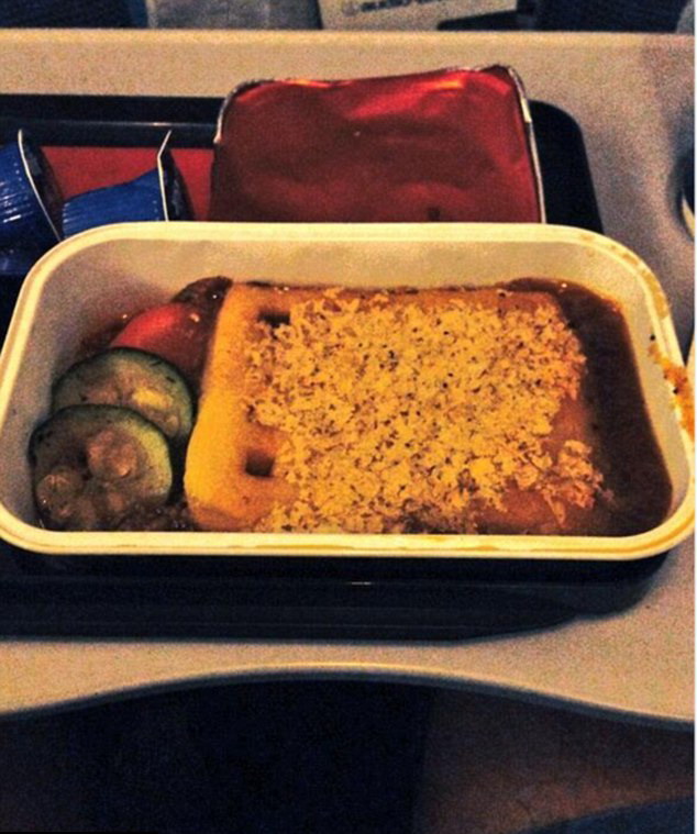外国网友吐槽奇葩飞机餐 称“吃完不知道吃的啥”