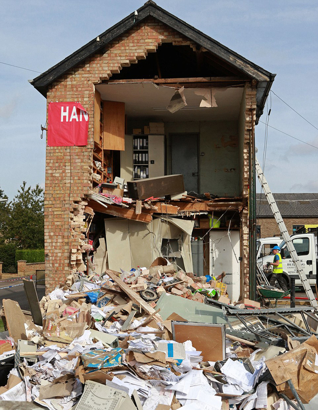 英國笨賊開挖掘機偷ATM機 毀掉二層樓空手而歸