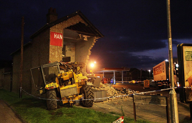 英国笨贼开挖掘机偷ATM机 毁掉二层楼空手而归