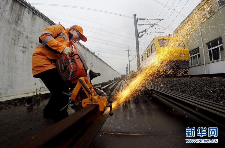 上海举行高铁维修技能演练