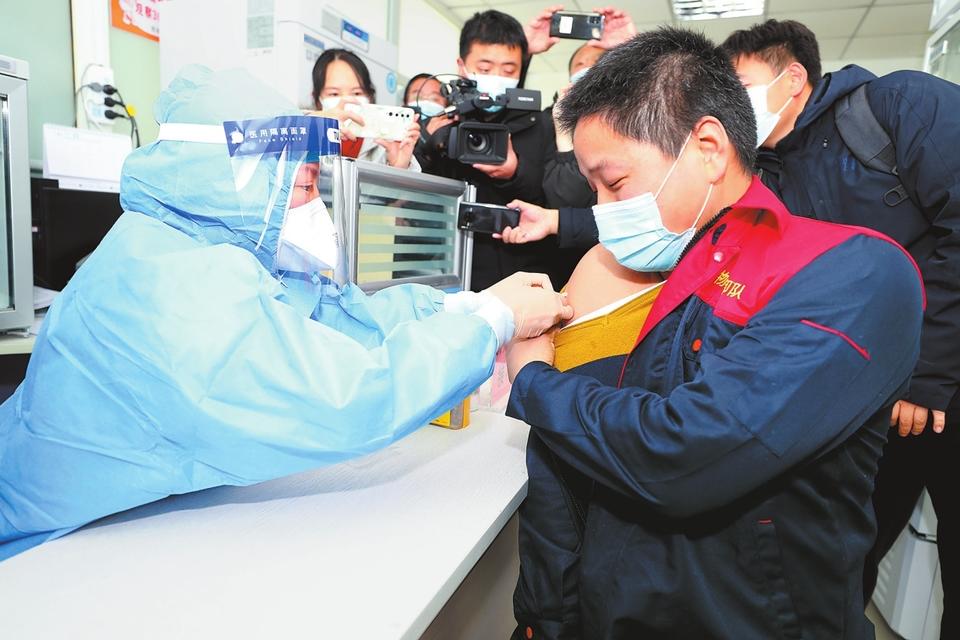 河南首針新冠病毒疫苗開打 鄭州市惠濟區50名冷鏈工作人員首批接種
