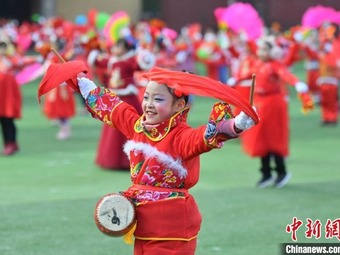 小学生が東北地方の民俗風習を再現するイベント　吉林省