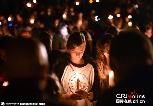 美校园枪击案致13死 民众点燃烛火悼念