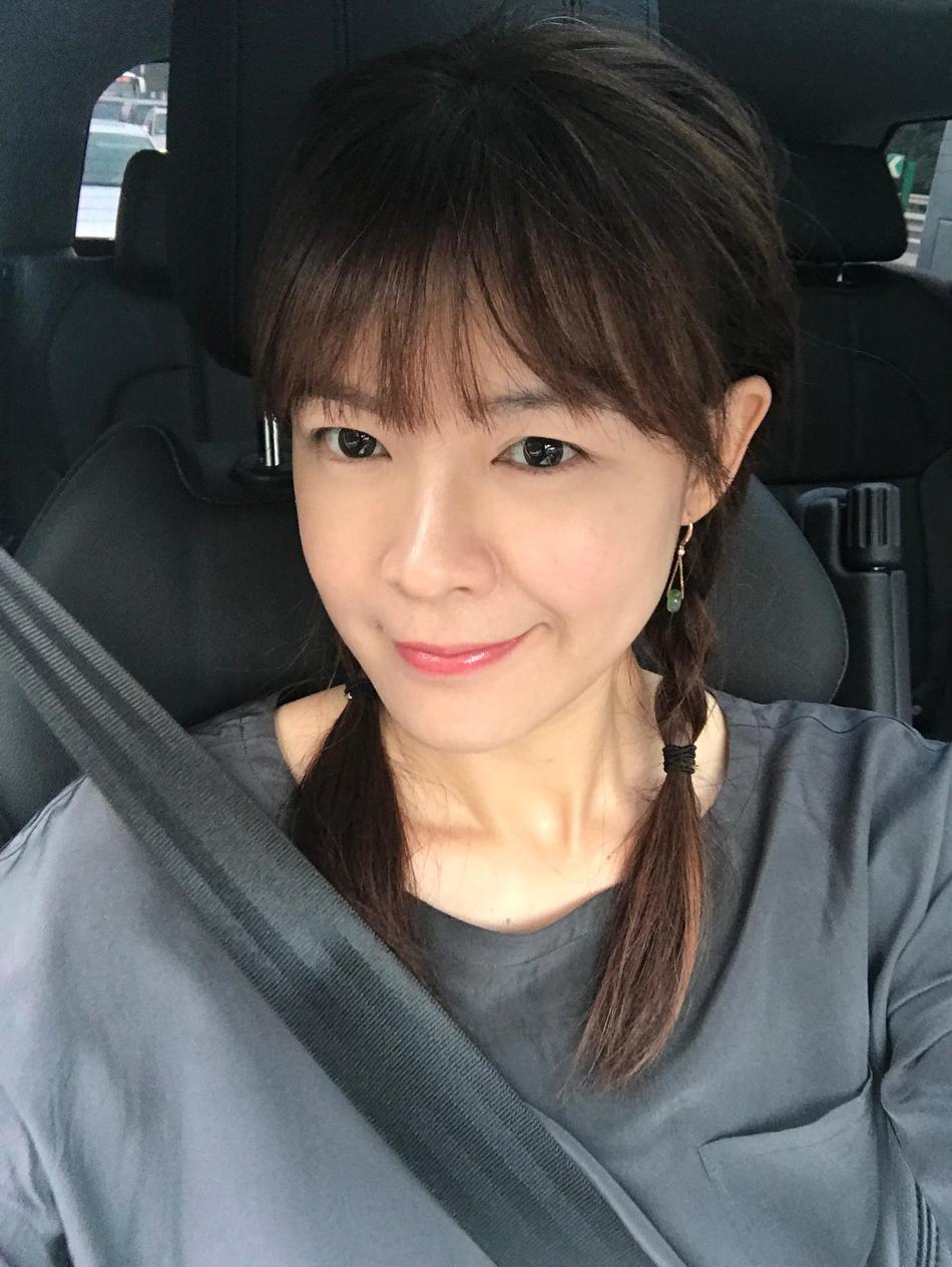 李艾扎双马尾似高中生重回18岁 素颜皮肤状态好