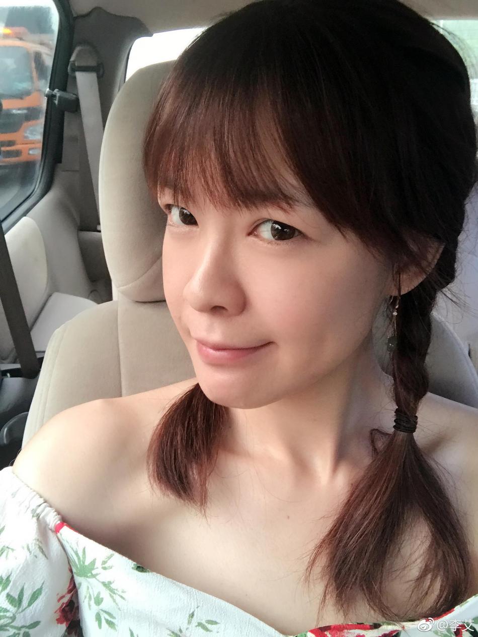 李艾扎双马尾似高中生重回18岁 素颜皮肤状态好