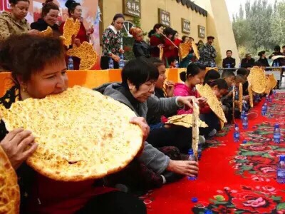 库车办啃馕大赛庆新疆建区60年 需啃出中国地图 库车办啃馕大赛庆新疆建区60年 需啃出中国地图