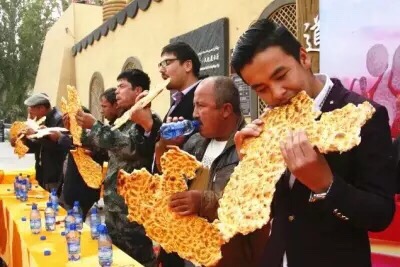 库车办啃馕大赛庆新疆建区60年 需啃出中国地图 库车办啃馕大赛庆新疆建区60年 需啃出中国地图