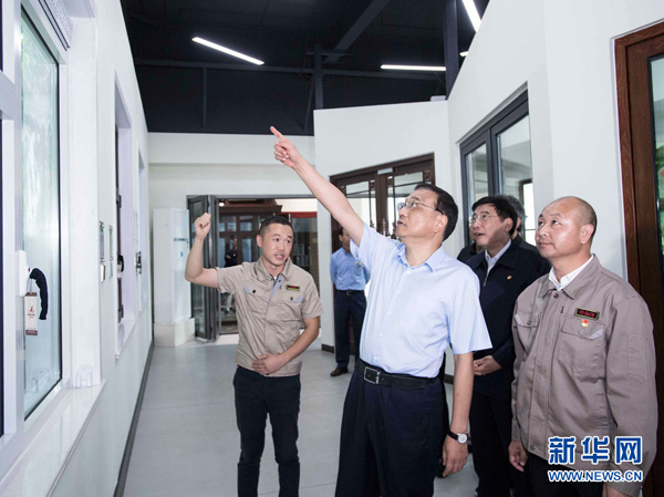 这是9月4日,李克强在长治市壶关县五龙山乡程庄村看望贫困群众.