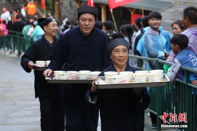 景区索道排长龙 “道士下山”给游客送斋饭