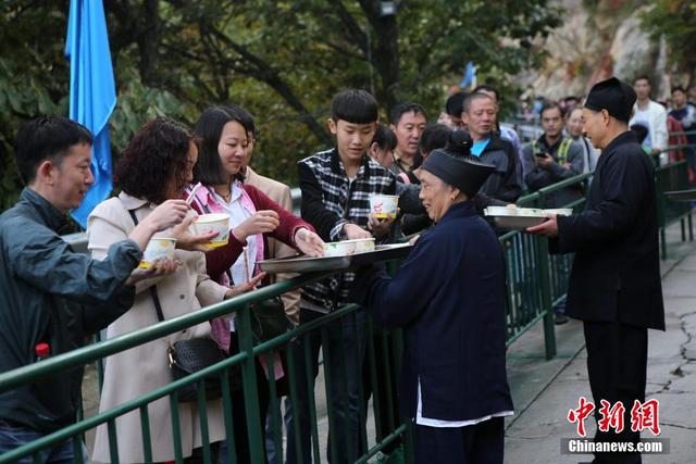 景区索道排长龙 “道士下山”给游客送斋饭