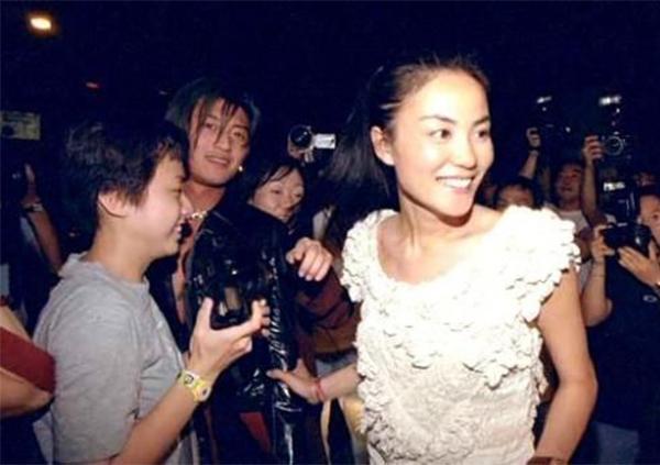 王菲谢霆锋游故宫旧照流出 老夫老妻般恩爱_娱乐_腾讯网