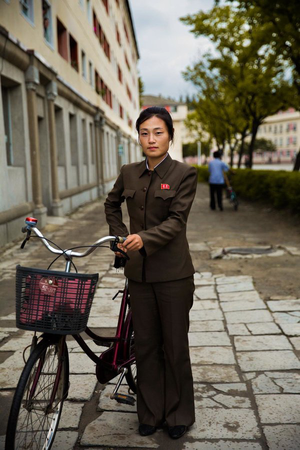 圖中是一位朝鮮女歌手,她在拍照之後就要上臺表演了.