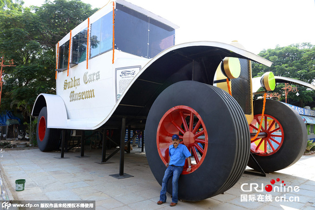 印度设计师打造约7米高15米长巨型汽车