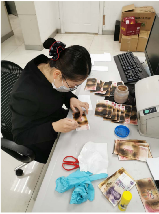 （金融列表 三吳大地無錫 移動版）江陰阿姨將鈔票放微波爐中烤 中信銀行“妙手回春”救回三千多元（列表頁標題）江陰阿姨將鈔票放微波爐中 中信銀行救回千元