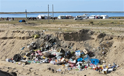 假期结束旅游大军离开 青海湖陷“垃圾之殇”