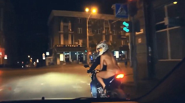 俄女子寒夜街头裸体骑摩托 引路人震惊