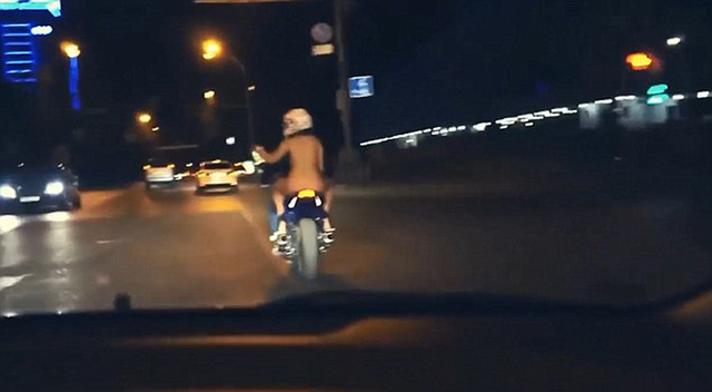 俄女子寒夜街头裸体骑摩托 引路人震惊