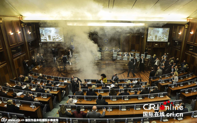 科索沃议会发生骚乱 反对派放催泪弹致两名议员晕厥