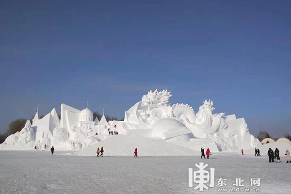 太阳岛雪博会主塑《华夏神龙》落成迎客