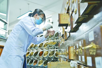 我们勠力同心，夺取抗疫斗争重大战略成果