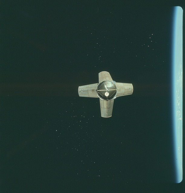 NASA发布阿波罗登月系列照片 远望绝美地球
