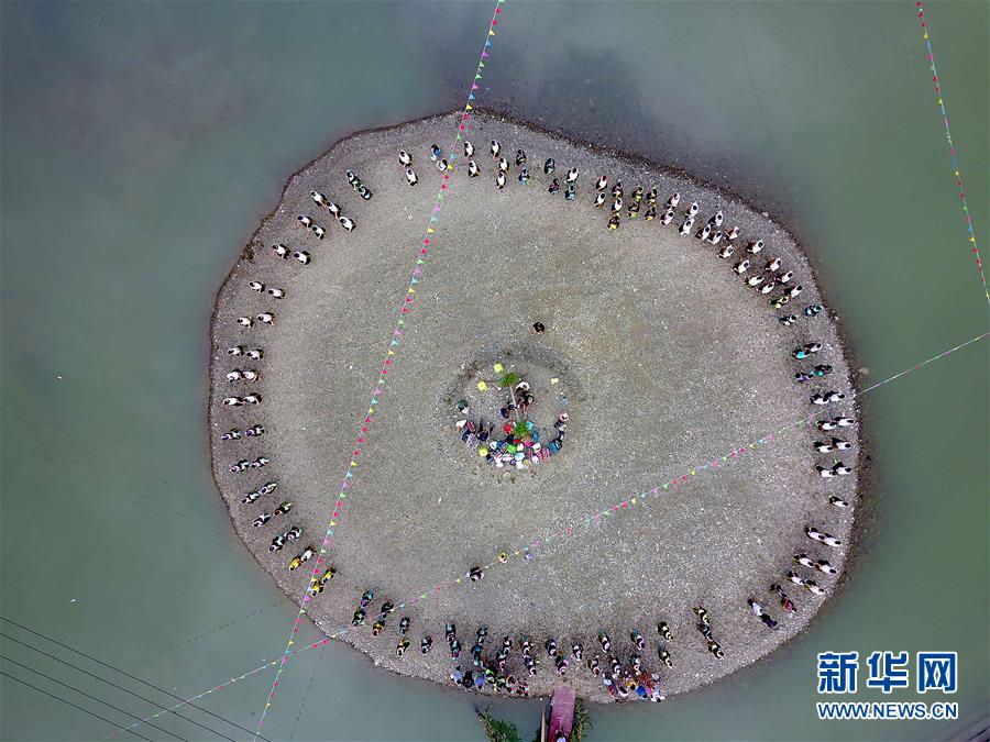 貴州丹寨：水上銅鼓舞 歡度吃新節
