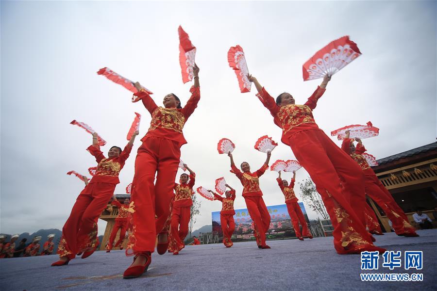 湖南湘西：乡村广场舞比赛