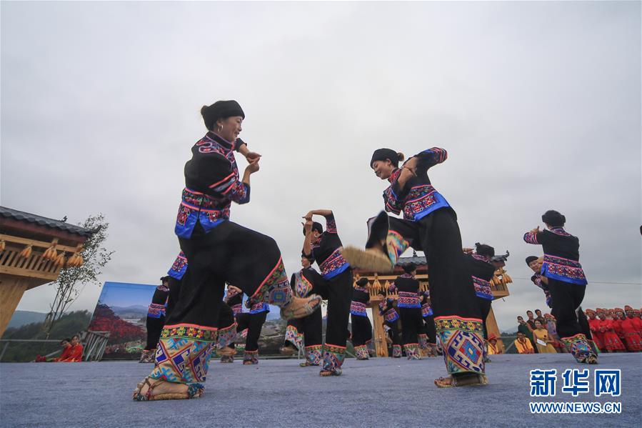 湖南湘西：乡村广场舞比赛