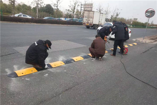 （B 平安江苏列表 三吴大地苏州 移动版）苏州新城文体中心：积极作为 解决安全隐患问题