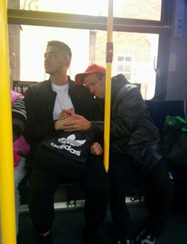 加拿大小伙公交车上安抚脑瘫陌生人 暖心照片走红