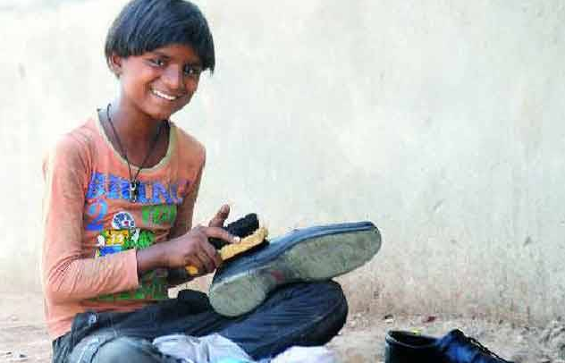 印度擦鞋女童女扮男装防性骚扰
