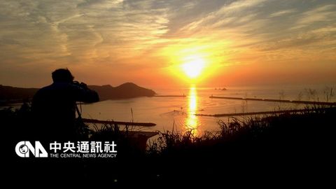 臺灣女大學(xué)生環(huán)島追日 用鏡頭捕捉曙光美景