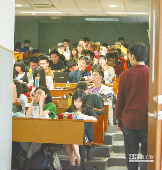 台湾少子化引发教育危机 2023年1万教授恐失业
