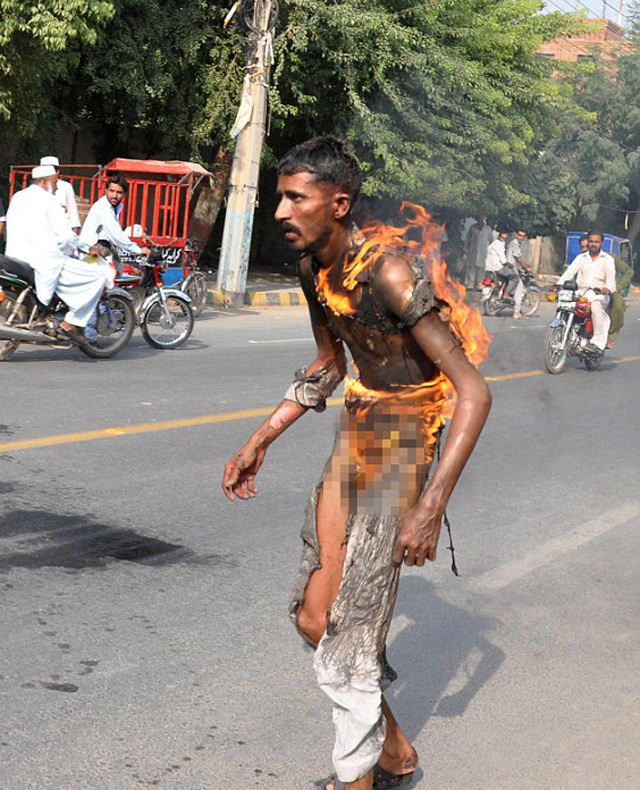 巴基斯坦24岁男子大街上自焚 抗议税务局不公正对待