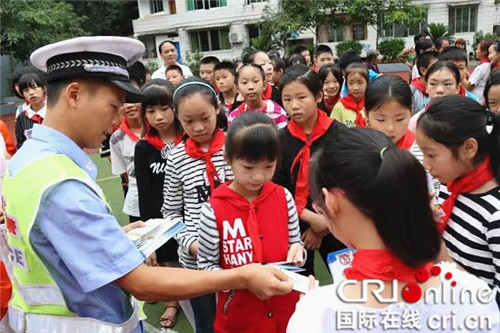 已过审【法制安全】垫江县：民警进校园宣讲交通安全知识