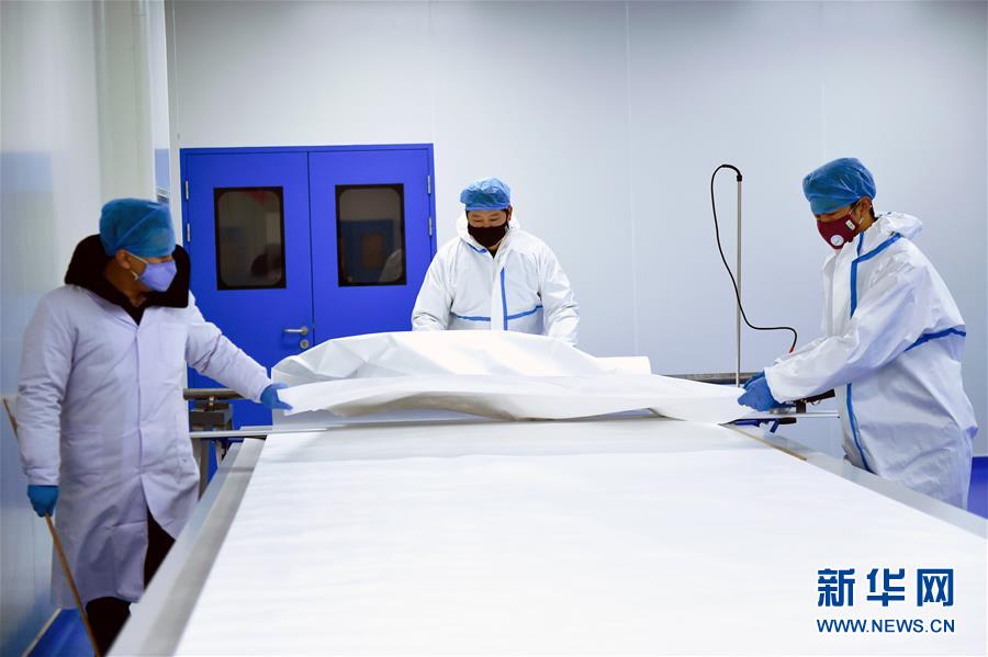 山西：開足馬力生産防護服