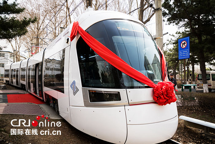 02【吉林】【原创】【CRI看吉林（标题）】【图说吉林】【关东黑土（长春）】【移动版（图）】“中国制造”100%低地板轻轨列车首次驶入发达国家