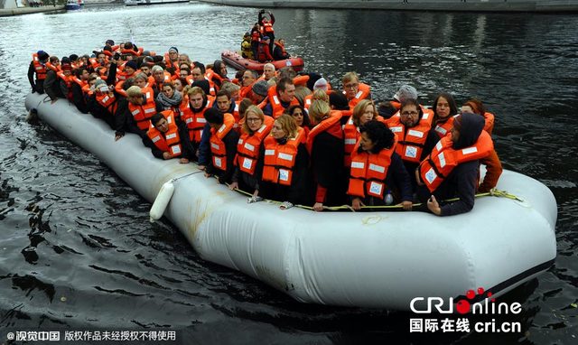 德国议员乘橡皮艇穿救生衣宣传移民救助项目 德国议员乘橡皮艇穿救生衣宣传移民救助项目