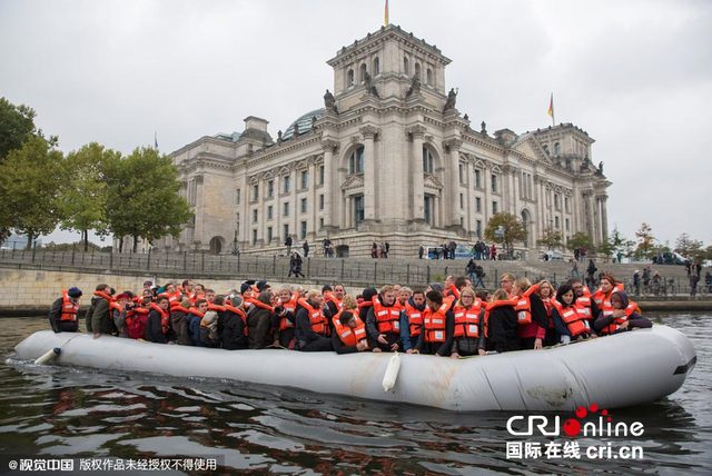 德国议员乘橡皮艇穿救生衣宣传移民救助项目 德国议员乘橡皮艇穿救生衣宣传移民救助项目