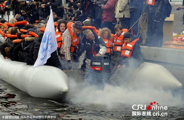 德国议员乘橡皮艇穿救生衣宣传移民救助项目 德国议员乘橡皮艇穿救生衣宣传移民救助项目