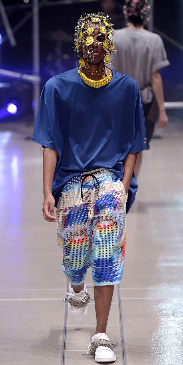 东京时装秀模特满头别针引爆眼球