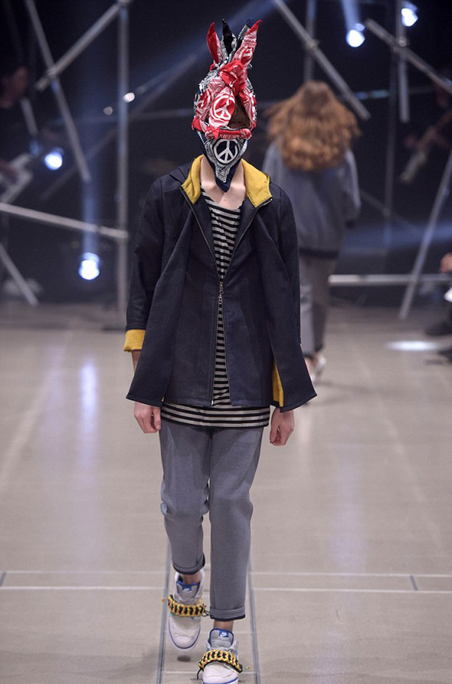 东京时装秀模特满头别针引爆眼球