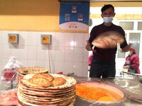 Pemuda Uygur Kumpul RMB1 Juta, Buka Kilang Naan