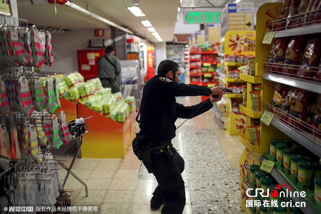 耶路撒冷再发持刀行凶案 以色列军警举枪搜查超市