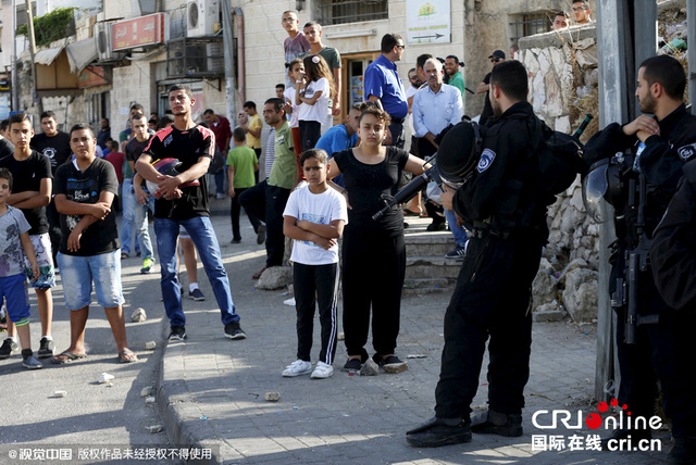 耶路撒冷再发持刀行凶案 以色列军警举枪搜查超市